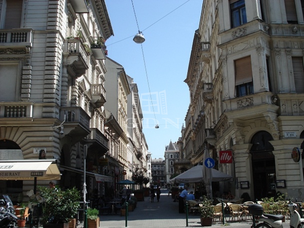 Eladó Budapest VI. kerület Lakás (téglaépítésű)